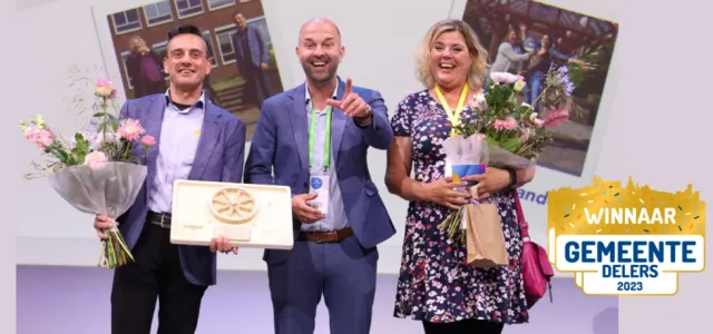 Team neemt prijs in ontvangst