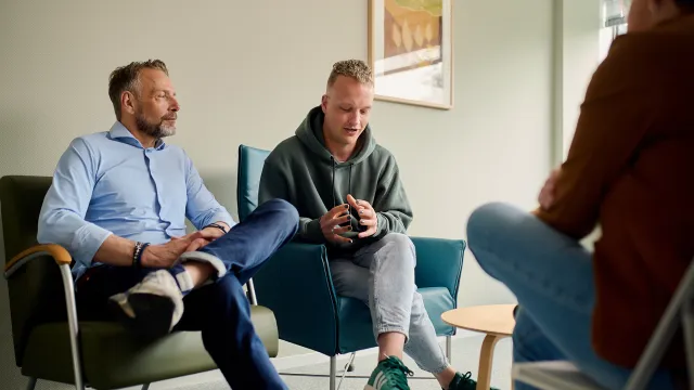 Behandelkamer man jongere handen