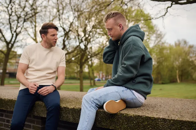 Gesprek jongere preventie buiten