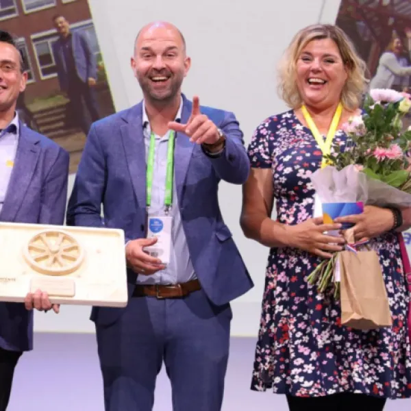 Team neemt prijs in ontvangst