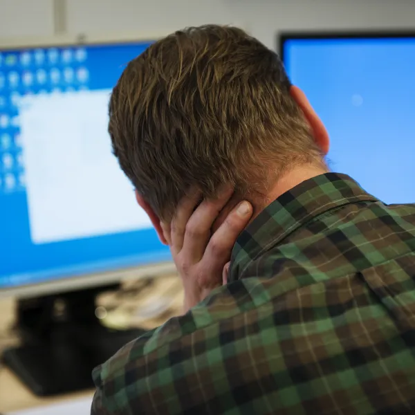 Oudere man die over zijn nek wrijft